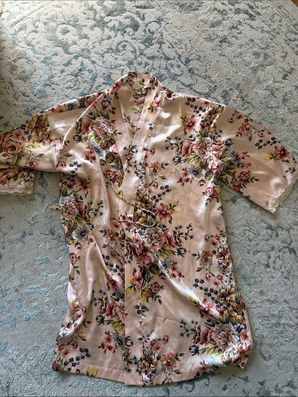 Victoria's Secret Pale Pink Floral Satin Robe missing tie